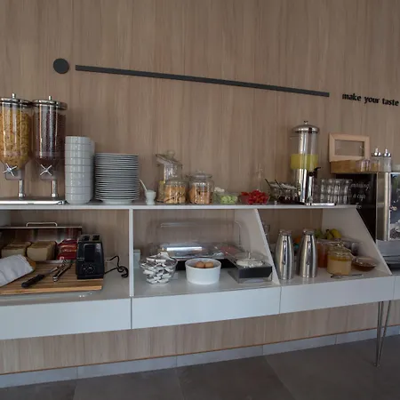 Готель Theofilos *