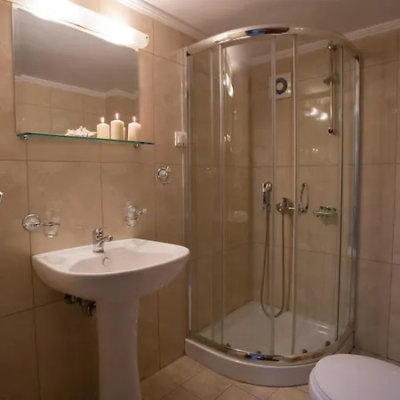 Готель Theofilos *