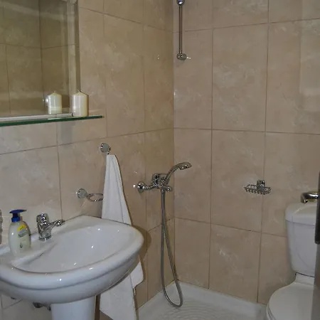 Готель Theofilos *